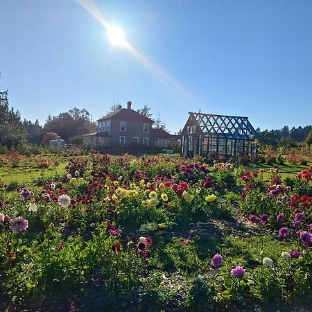 Woodside Farm Country Inn Sooke Eksteriør bilde